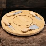 Daska za posluživanje sira i predjela izrađena od bambusa s ugrađenim priborom